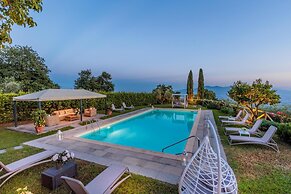 Tuscan Fizz Villa a Vineyards Retreat