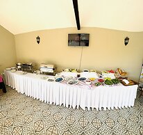 Felicity Hotel & Bungalows