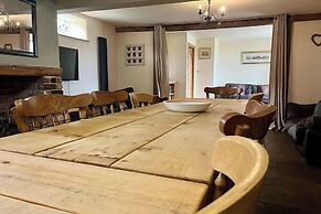 The Holmes Barn - Sleeps 16 - Pet Friendly