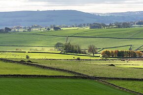 The Holmes Barn - Sleeps 16 - Pet Friendly