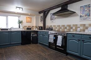 The Holmes Barn - Sleeps 16 - Pet Friendly