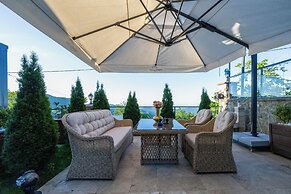 Poison Garden Suite & SPA