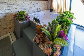 Poison Garden Suite & SPA