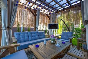 Poison Garden Suite & SPA