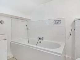 Lovely Villa 2 King 2 Singles 1double Sofa bed