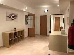 3 Bed Flat - Sleeps 20 - Smoking Room - Wifi