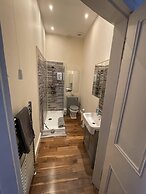 Charming 2-bedroom Apartment Located in Ayr
