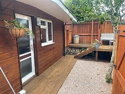 Charming Chalet - Sleep 3/4 & Free Parking