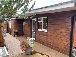 Charming Chalet - Sleep 3/4 & Free Parking