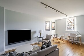 Luxurious Private One Bedroom Apartment
