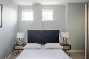 Luxurious Private One Bedroom Apartment