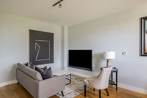 Luxurious Private One Bedroom Apartment