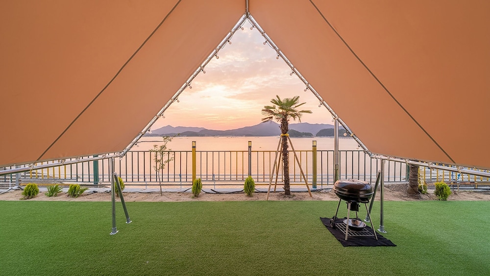 Goseong Bluebeach Pension&glamping
