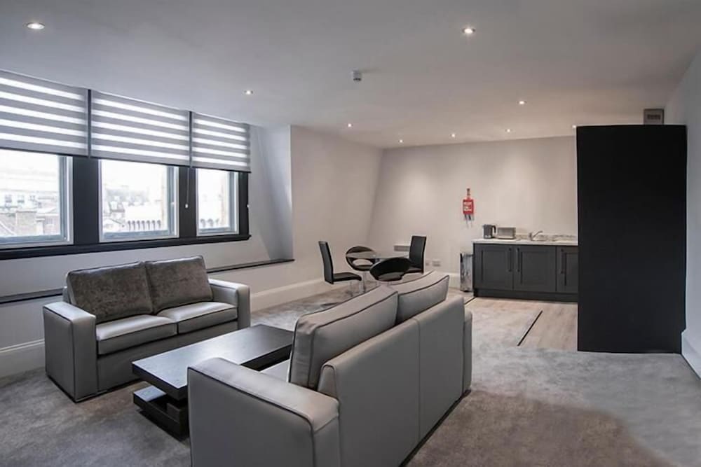 Cavern Quarter Apts - 31 North John St