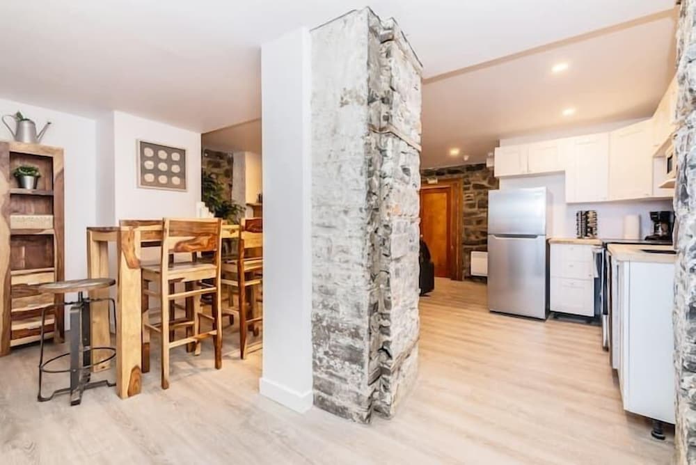 Modern Meets Rustic - 2 Bdrm Old Quebec