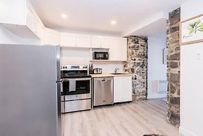 Modern Meets Rustic - 2 Bdrm Old Quebec