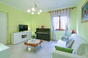 Daisy House