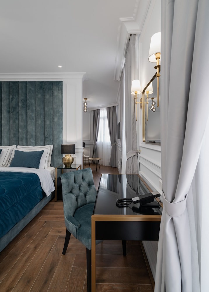 Praxitelous Luxury Suites