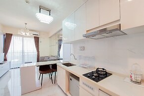 Restful And Comfy 2Br At Sky House Bsd Apartment By Tarvelio