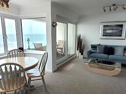 Tides - Beach Front Apartment in Bracklesham Bay