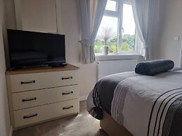 Pet Friendly 2-bed Luxury Lodge in Routh w/ Hottub