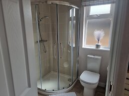 Pet Friendly 2-bed Luxury Lodge in Routh w/ Hottub