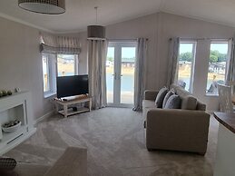 Pet Friendly 2-bed Luxury Lodge in Routh w/ Hottub