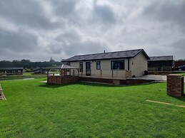 Pet Friendly 2-bed Luxury Lodge in Routh w/ Hottub