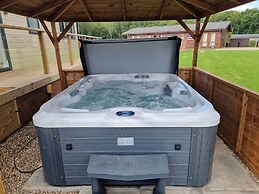 Pet Friendly 2-bed Luxury Lodge in Routh w/ Hottub