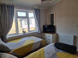 Pet Friendly 2-bed Luxury Lodge in Routh w/ Hottub