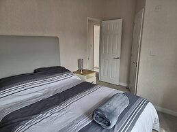 Pet Friendly 2-bed Luxury Lodge in Routh w/ Hottub