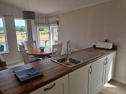 Pet Friendly 2-bed Luxury Lodge in Routh w/ Hottub