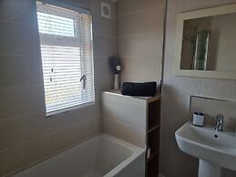 Pet Friendly 2-bed Luxury Lodge in Routh w/ Hottub