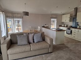 Pet Friendly 2-bed Luxury Lodge in Routh w/ Hottub