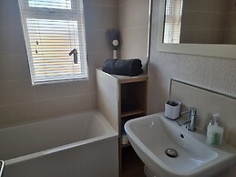 Pet Friendly 2-bed Luxury Lodge in Routh w/ Hottub