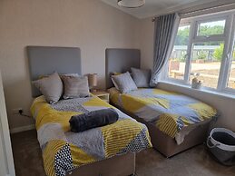 Pet Friendly 2-bed Luxury Lodge in Routh w/ Hottub