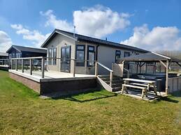 Pet Friendly 2-bed Luxury Lodge in Routh w/ Hottub