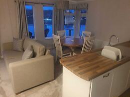 Pet Friendly 2-bed Luxury Lodge in Routh w/ Hottub