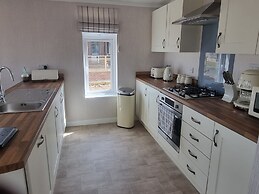 Pet Friendly 2-bed Luxury Lodge in Routh w/ Hottub