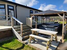 Pet Friendly 2-bed Luxury Lodge in Routh w/ Hottub