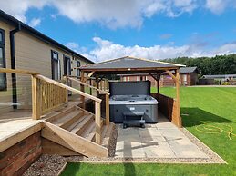 Pet Friendly 2-bed Luxury Lodge in Routh w/ Hottub