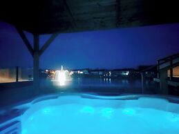Pet Friendly 2-bed Luxury Lodge in Routh w/ Hottub