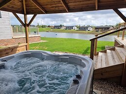 Pet Friendly 2-bed Luxury Lodge in Routh w/ Hottub