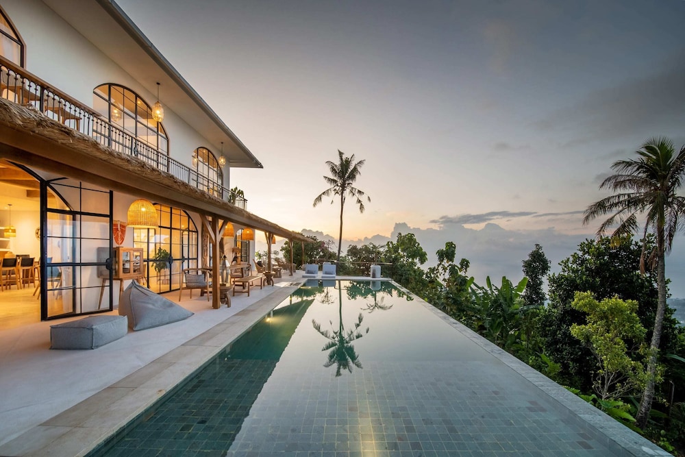 NEW ! Stunning 4BR Jungle View Villa in Lovina