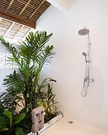 NEW ! Stunning 4BR Jungle View Villa in Lovina