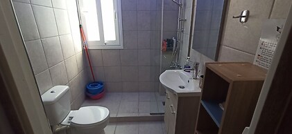 2 Bed Flat - Sleeps 5 - Parking - Wifi
