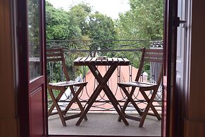 Liiiving - Vintage Balcony Apartment