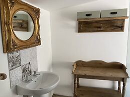 3 Guests - Pet Friendly - Grid Tree-house
