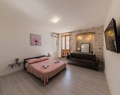 A 1 - Spacious apt on the Seafront With Terrace