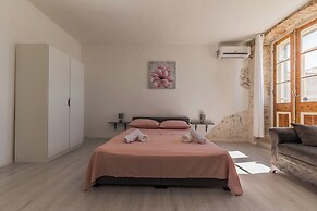 A 1 - Spacious apt on the Seafront With Terrace